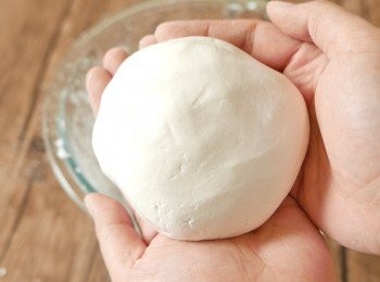 step3: 把水(粉糰用)逐少加入糯米粉中拌勻，後轉用手搓勻成不沾手的粉糰。