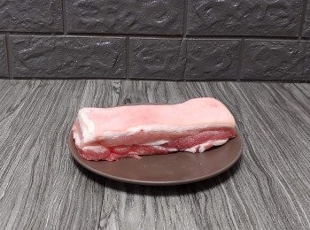 step1: 腩肉洗淨抹乾； 切去底部有骨的一層（可留作煲湯用）