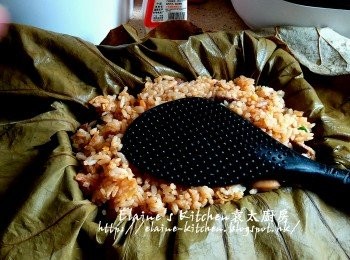 step12: 盛起放上碟或其他器皿內 , 將適量炒飯放在荷葉上 , 用飯殼壓平再左右對摺包好