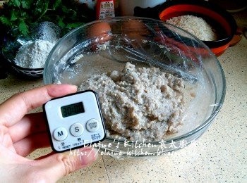 step3: 用手將材料來回撻廿多下 , 蓋上保鮮紙放入雪櫃冷藏30分鐘