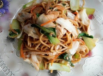 step1: 在costco買的日式炒麵好方便 , 大包裡面有六小包 , 還有醬汁已經配好 , 我只要把配料洗切好炒一炒 , 再把麵加入炒就可以了