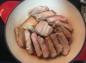 step5: 皮朝下排入煎過的三層肉；開中小火加熱，