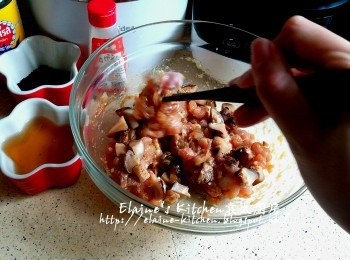 step3: 30分鐘後加入薑汁 , 冬菇水及冬菇粒拌勻