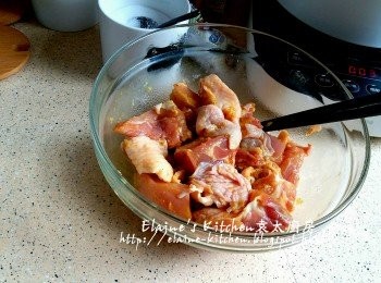 step8: 煮雞蛋期間將已靜待1小時的<a href="https://bit.ly/2ZxapeY" target="_blank" data-keyword="雞扒" class="guide-link"><strong>雞扒</strong></a> <span style="display:inline-block;vertical-align:middle;margin-top:-3px;color:initial;border-radius:3px;padding:2px 3px;font-size:12px;line-height:14px;background:#87d300;color:#fff;">即買</span> 加入薑汁蓉拌勻靜待10分鐘