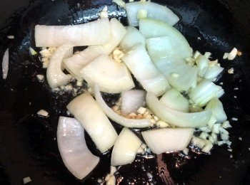 step3: 燒熱油鑊，先爆香蒜蓉和洋蔥。