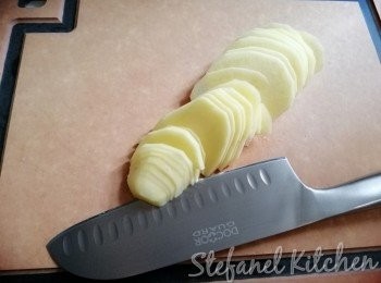 step1: 薯仔去皮後，切薄片，準備一煲熱水，加入薯仔煲至淋身