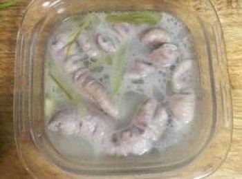 step4: 將蒸煮好的大腸取出，沖冷水降溫；