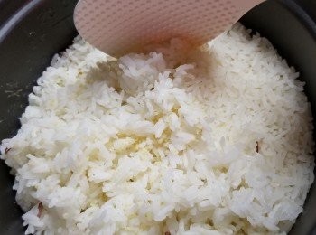 step1: 絲苗米300g用9成水(350g)煮熟,煮熟後焗約15分鐘,再用飯羹打鬆飯(要打鬆飯才有乾爽效果),然後攤凍待用