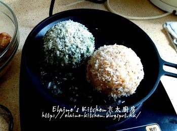 step18: 將飯糰放入美的早餐機的煎pan上 , 按<煎餅>功能煎至兩面金黃