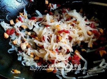 step10: 將加入炒好的配料加入蘿蔔絲內拌炒數分鐘 , 加少許鹽及胡椒炒調味再拌勻