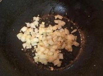 step7: 接著放入洋蔥和蒜末炒香；