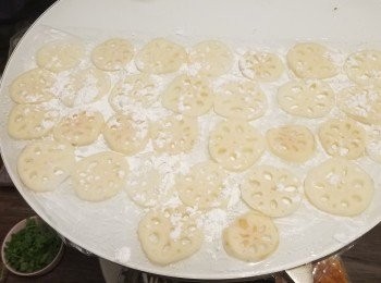 step3: 用廚房紙抹乾蓮藕 ，然後沾上生粉備用