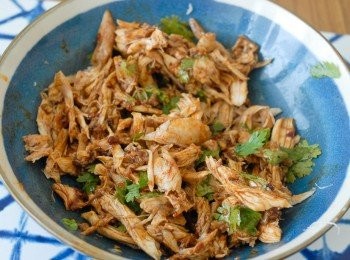 step3: 將雞肉、芫茜和<span class="group_2">醬汁</span>拌勻，放入雪櫃30分鐘即可享用