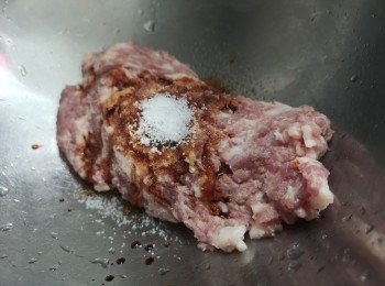 step6: 豬肉刴成免治，除魷魚水和薑蓉備用，所有調味料醃豬肉。
