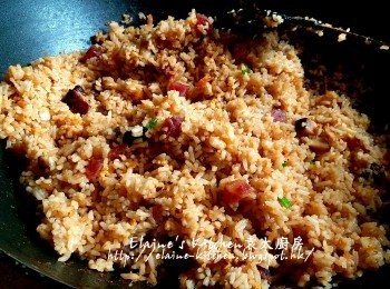 step10: 之前炒好的配料回鑊加入炒飯內 , 加入調味料拌炒數分鐘 , 最後加入少許蔥粒再拌勻