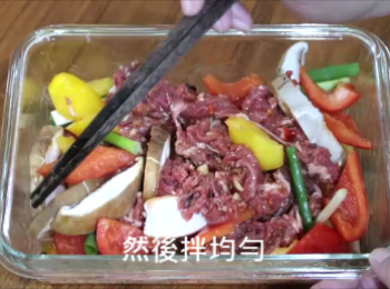 step3: 待牛肉片醃漬入味後，將處理好蔬菜平均加入，然後拌均勻