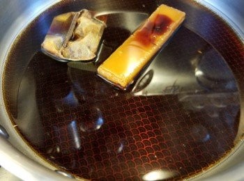 step7: 將所有<span class="group_2">調味料</span>(麻油除外)煮至片糖融解