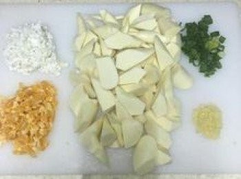 step2: 皎白筍先將根部較粗的部位切除，再切滾刀狀；蒜頭切末；鹹蛋去殻後蛋黃和蛋白分開切碎；