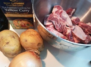 step1: 先將牛肋腩原條汆水，之後需切成一舊舊，再用醃料醃半小時以上。薯仔切一舊舊，洋蔥切方丁備用。