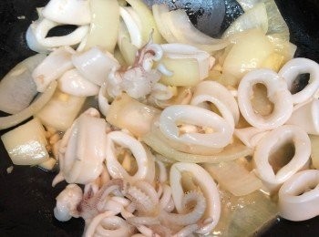 step4: 放鮮魷兜至半熟，放糖、魚露和蠔油調味，炒匀。