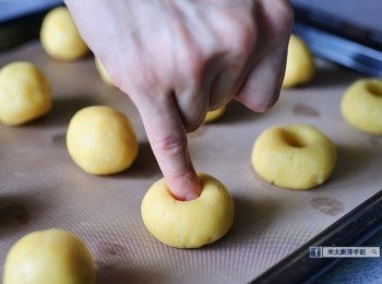 step5: 把小麵糰排在烤盤上，用手指在每個小麵團中間按壓出約1厘米深的凹洞。