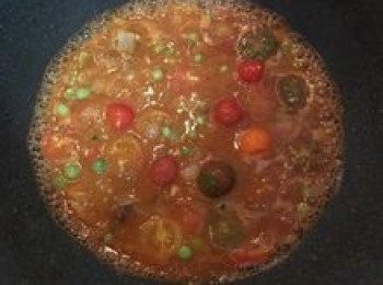 step10: 倒入<span class="group_2">蝦高湯</span>混勻，中火煮滾後轉小火，試味道做調整；