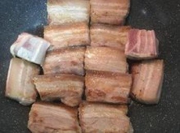 step3: 中火煎出油，讓兩邊肉的表面都微微的煎上色即可喔