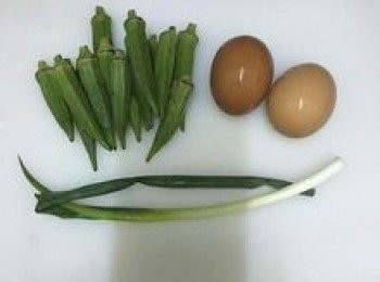 step1: 秋葵與蔥洗淨備用。