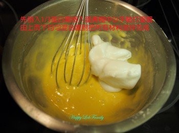 step11: 先倒入1/3蛋白霜倒入蛋黃糊中以手動打蛋器由上而下均勻混合直到把所有材料混拌完成, 不要過度攪拌