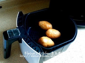 step12: 放入美的免油健炸寶內 , 用180C15分鐘至每面金黃色即可