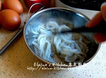 step2: 盛起白飯魚抹乾水份 , 放入碗內加少許鹽 , 雞粉及胡椒粉調味拌勻 
略醃10分鐘