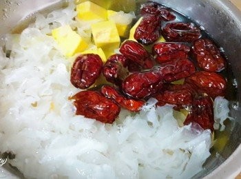 step4: 把紅棗 , 桂圓 , 南瓜 , 銀耳放到內鍋中 , 加入2/3鍋清水 , 放入電鍋中 , 外鍋加入3杯水 , 跳起後再加入3杯水繼續再煮一次 , 跳起後加入蓮子 , 外鍋再加入1杯水 , 跳起即可