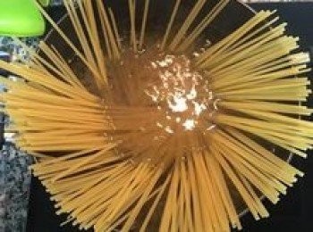 step3: 煮滾一大鍋水，加入2-3匙鹽和少許橄欖油防沾黏；放射狀放入意大利麵，依包裝袋上的時間減2分鐘來煮意大利麵。煮好後撈起瀝乾備用。
