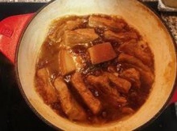 step12: 開鍋蓋，再次煮滾滷汁後，試味道做微調，再蓋鍋蓋燜20分鐘，