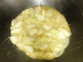 step6: 加入半杯的水和少許香菇精拌勻，蓋鍋蓋悶煮3～4分鐘；