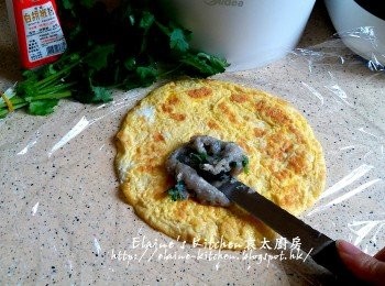 step6: 將一塊蛋皮放室保鮮紙上 , 放上適量鯪魚肉 , 用刀將魚肉抹平