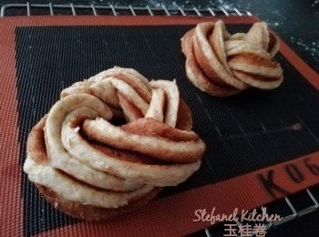 step14: 焗爐預熱170度1分鐘後關掉，放入玉桂卷發酵1小時至1倍大