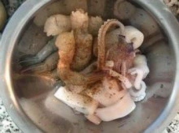 step4: 煮意大利麵時，將海鮮用醃料抓勻；