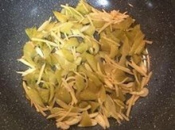 step7: 放入酸菜片，並加入糖炒香；