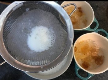 step3: 蛋白打勻，逐少加入牛奶攪拌。
隔蛋白渣。
令燉蛋白更滑。