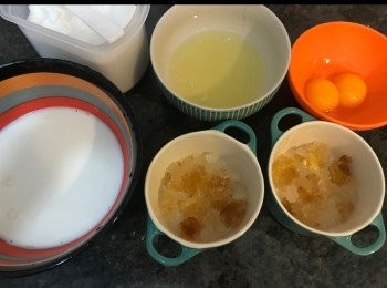 step2: 雞蛋只要蛋白。
打勻。
牛奶加糖。