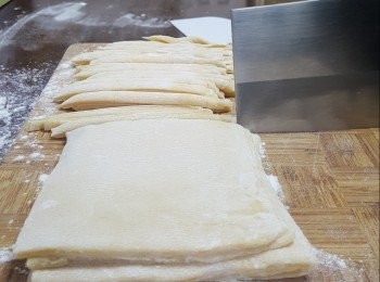 step10: 麵團先切開三片對壘，每片中間都放上高筋麵粉以免黐底，再切幼條