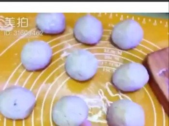step2: ～芋頭加入澄麵糊加入其它調味料，用手壓平及搞均變芋茸
5. 用澄麵灑枱, 芋頭茸放枱份成9份搓圓