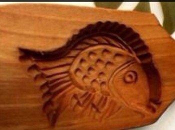 step3: ～魚模內掃上適量澄麵粉，然後將每個芋蓉壓入模內。