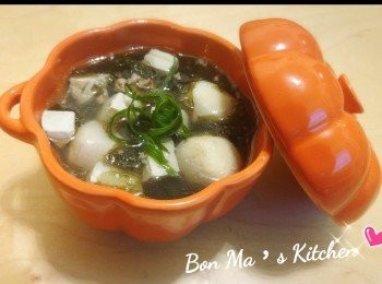 step1: 紫菜放上鑊加熱，中火烘香 (每邊約 1分鐘)，取出後以清水浸軟備用