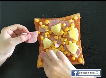 step3: 按個人喜好，將配料平均鋪滿方包上。