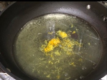step4: 先倒入橙汁和一半檸檬汁，加入蜜糖。試味（如覺太甜再倒入檸檬汁；如酸就加蜜糖）
倒入一半果皮煮滾，放入雞件和<span class="group_5">獻汁</span>