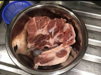 step1: 豬肉洗淨，去除多餘肥膏，抺乾水份。