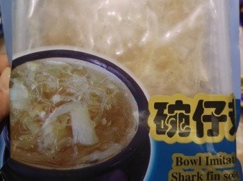 step1: 冬菇需預先浸軟，之後可用冬菇湯料炆煮冬菇。瘦肉蒸熟後撕成絲或斬絲，碗仔翅用醃料醃一陣。