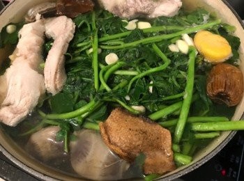 step4: 水滾後所有材料放入煲內，大火煲15分鐘，轉小火煲兩小時，加鹽調味